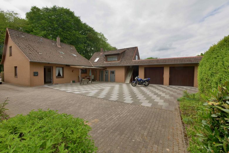 Gepflegtes Einfamilienhaus mit Nebengebäuden & großem Grundstück – Innenhof mit Doppelgarage