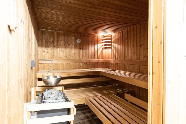 Modernisiertes Familienparadies: Sehr gepflegtes ERH mit Kamin, Sauna &amp; Garage – Sauna