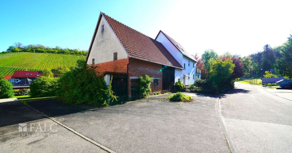 Landhaus mit viel Fläche, XXL-Scheune und 2 zusätzlichen Bauplätzen! - FALC Immobilien – Seitenansicht Haus und Scheune