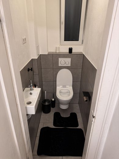 Stuttgart’ta %8 brüt getiri! Tamamen kiralanmış, 5 odalı WG yatırımı ve üst düzey nakit akışı – Toilette 1