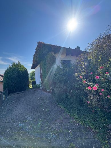 Großzügiges Einfamilienhaus mit Fernblick – Stellplatz