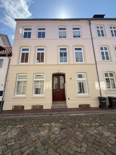 Frisch renovierte 3-Zimmer-Dachgeschosswohnung in bester Altstadtlage von Wismar. – Hausansicht