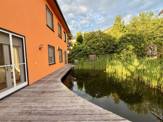 Schwimmteich am Haus