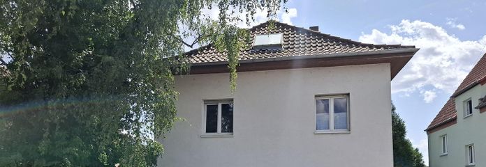 Freistehende Stadtvilla mit Gestaltungspotential auf großem Erbpachtgrundstück – Vorderansicht