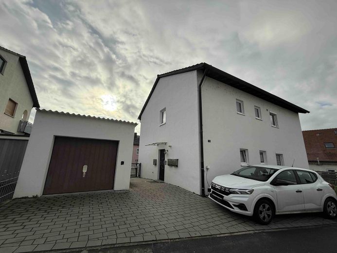 Multi-family house with large lot (3 units), ideal as a multi-generational home, for owner-occupiers or as an investment property – Außenansicht vorne