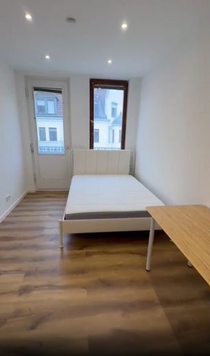 Möbliertes WG-Zimmer in renovierter 4er-WG eigenem Balkon in Lichtenhof! – Zimmer
