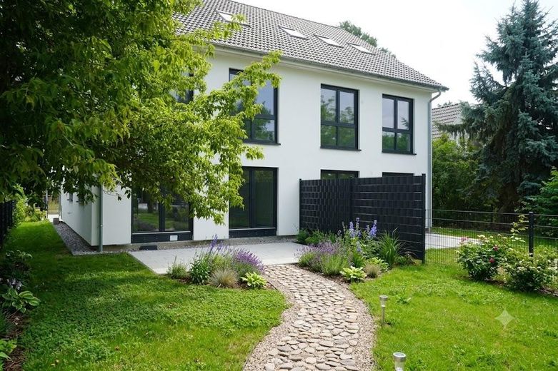 Modernes Neubauhaus mit Garten nahe Falkenhagener See – Garten - KI