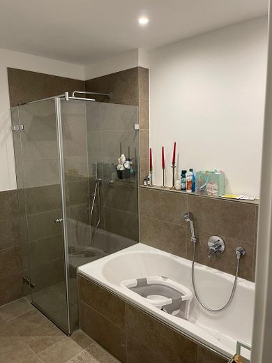 großes Bad mit Regendusche