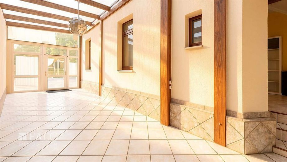 Gut erhaltener Altbau mit grossem Platzangebot – EG Wintergarten