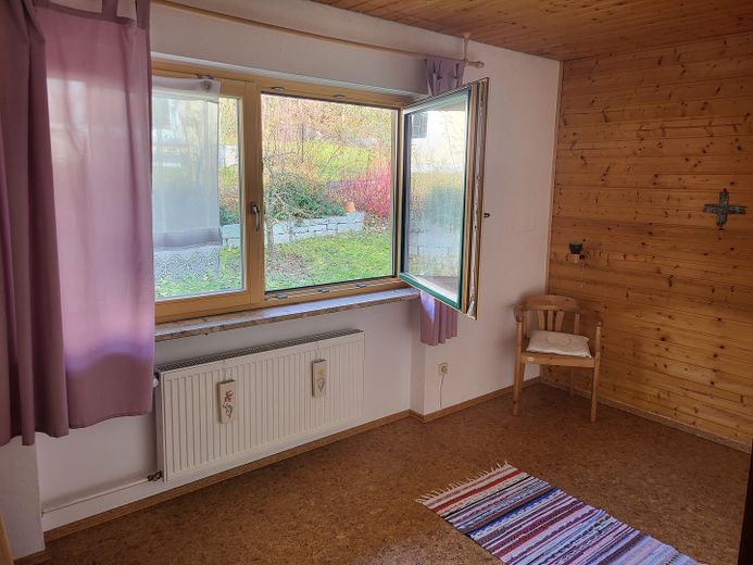 Freistehendes Einfamilienhaus in ruhiger Südhanglage mit weitem Blick über das Vilstal – Fremdenzimmer