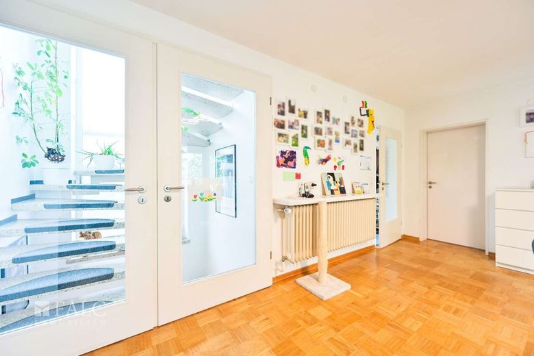 Familienfreundlich, gepflegt, sofort wohnlich - Doppelhaushälfte mit Gartenidylle in Ottobrunn – Zugang Treppe