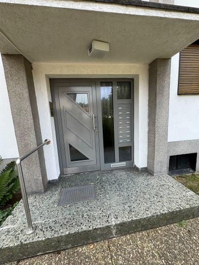 Gemütliches Zuhause für die ganze Familie – helle 3,5-Zimmer-Dachgeschosswohnung in Essen-Borbeck – gepflegte Haustür