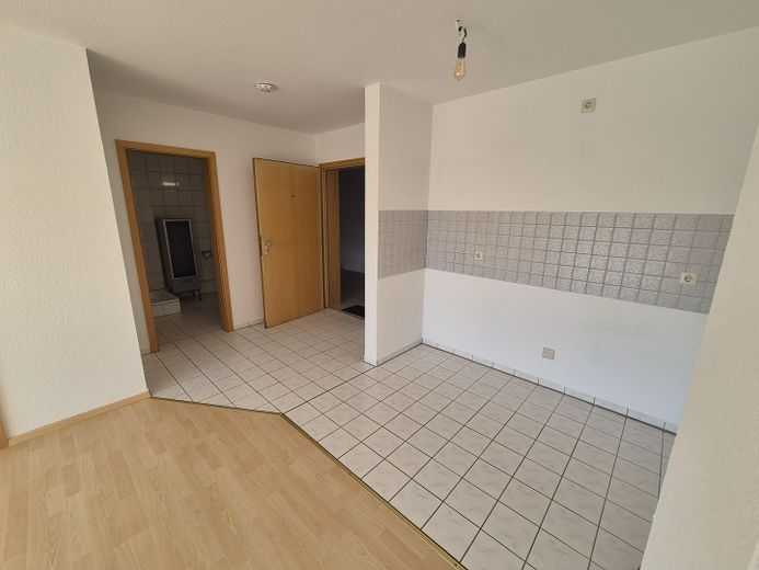 Provisionsfrei - Lichtdurchfluteter Wohnraum mit großem Balkon – Blick v. WZ zum Eingang