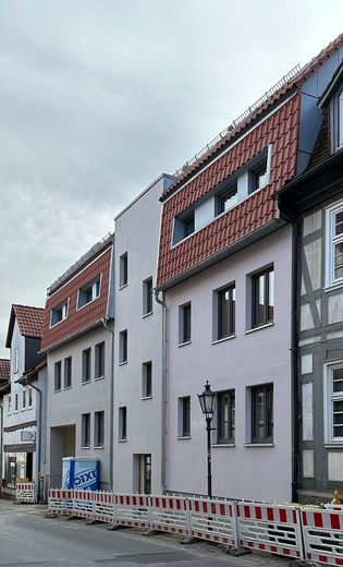 Compact and clever with balcony: Charming 1-room apartment incl. fitted kitchen – Frontansicht