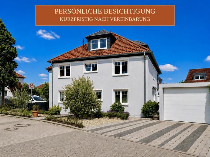 VON PRIVAT: Besondere Stadtvilla mit Wintergarten nahe der Europäischen Schule in BV-Dortelweil – Willkommen zu Hause !