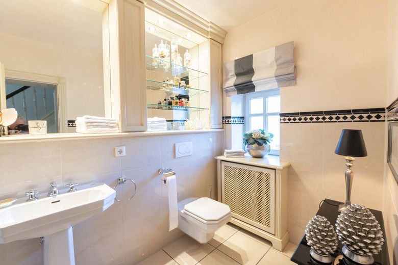 Altbaucharme trifft Stil - Saniertes Wohnglück mit Nebengebäude – Gäste-WC Erdgeschoss