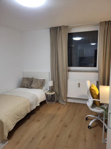 Renoviertes und möbliertes Studentenapartment im Zentrum von Erlangen, provisionsfrei, bezugsfertig – Schlafbereich