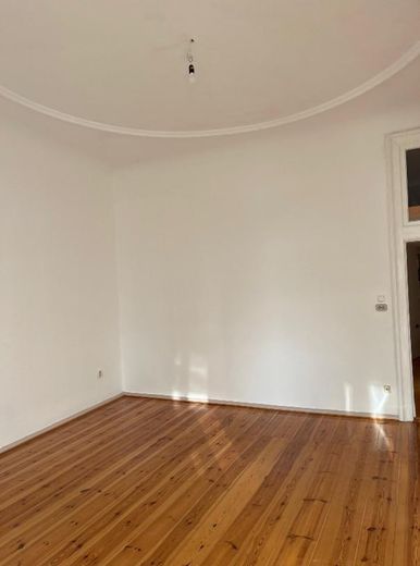 Stilvolle 3-Zimmer-WHG in historischem Altbau - Saniert! – Zimmer mit Stuck