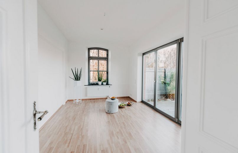 Gemütliche und geräumige 5-Zimmer-Erdgeschosswohnung zwischen Lübeck und Hamburg – Wohnzimmer