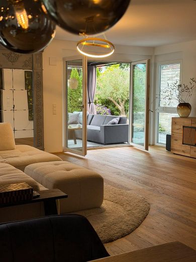 Exklusives Einfamilienhaus mit Keller und sehr großem Grundstück – Zugang Lounge / Garten