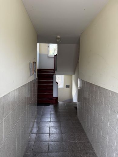 Flur mit Wohnung rechts