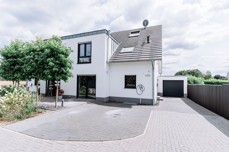Hochwertige DHH mit Südgarten, PV, Wohnraumlüftung, 2 Wallboxen & ausgebautem Dachgeschoss – Hausaußenansicht (Nordseite)