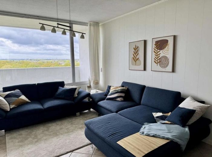 Möblierte 1-Zimmer-Wohnung im 10. Stock mit herrlicher Aussicht – Wohnzimmer