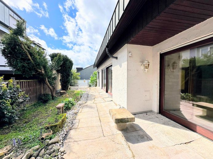 Repräsentatives 2-Familienhaus mit Ausbaupotential in begehrter Wohnlage – EG Terrasse entlang des Hauses