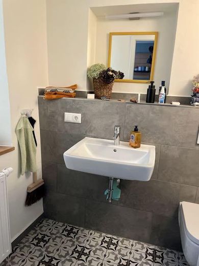 Laden in der Altstadt von Landsberg in kernsaniertem mittelalterlichen Stadthaus – Toilette
