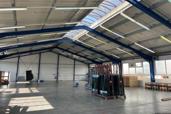Warehouse/Production Hall in Rehau – approx. 840 m² usable floor area – Office + Staff Facilities