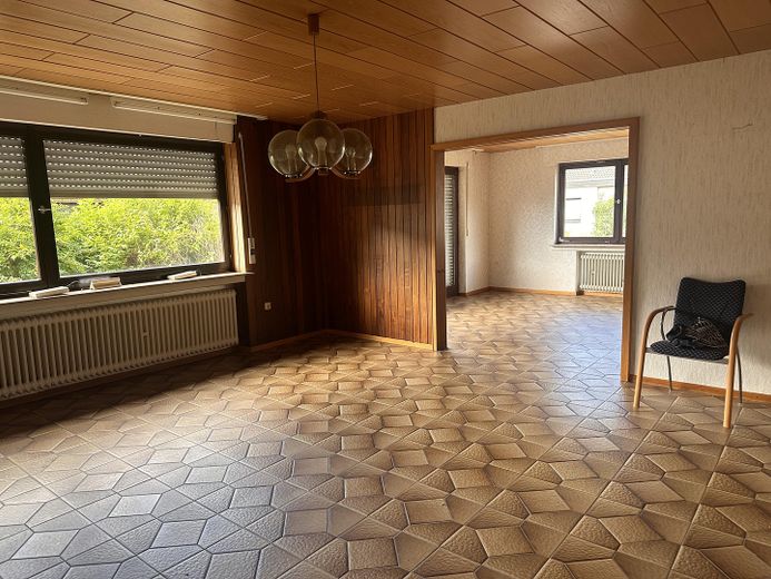 lichtdurchflutetes Wohnzimmer