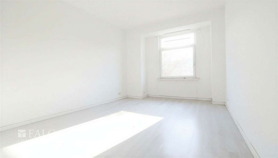 Renditeobjekt Marxloh - MFH mit 912 m² Wfl., sanierungsbedürftig – Schlafzimmer 2OG - (KI generiert)