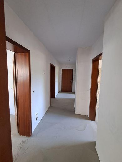 Helle Wohnung (wird saniert) in gepflegtem Haus im Zentrum. Stellplatz/Garage möglich. – Flur mit Blick zum Eingang