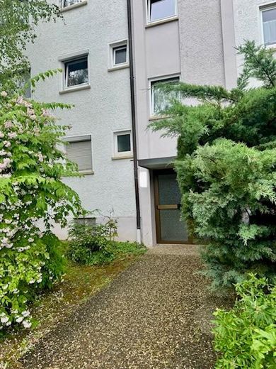 Verzorgd 4-kamer appartement met balkon en twee parkeerplaatsen – Hauseingang