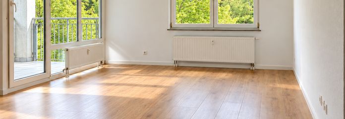 Lichtdurchflutete 2,5-Zimmer-Wohnung mit Loggia und Blick ins Grüne – WOHNZIMMER