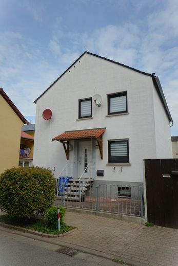 Charmantes Einfamilienhaus mit großzügigem Raumkonzept – Haus_Ansicht Front