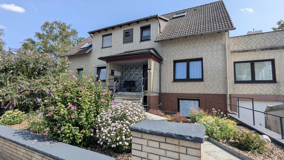 Ohne Makler: Modernisiertes 3-Familienhaus in Bordenau nahe Wald – Hausansicht
