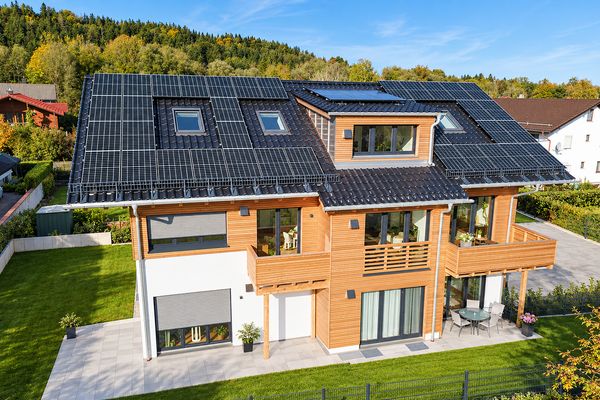 Doppelhaushälfte in Holzmassivbauweise – KfW 40 Plus, ca. 150 m², S/W-Garten & beheiztes KG