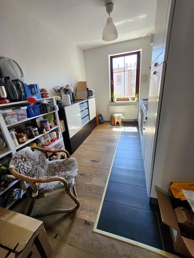 Light-filled old building apartment (5 rooms) by the city park - 4 spacious bedrooms and separate living room – Blick in Küche