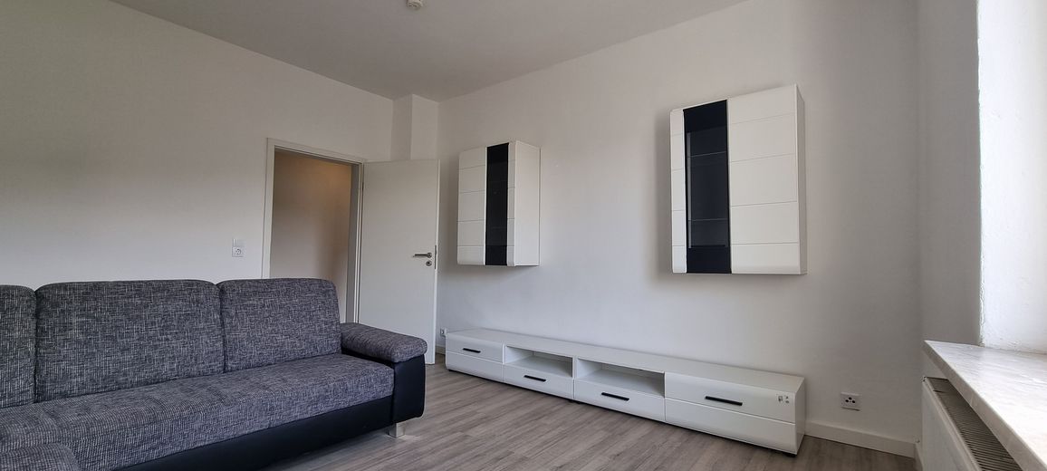Sehr schöne teilmöblierte 4 Zimmer 103 qm DG Maisonette Wohnung mit EBK, Balkon usw. – Mit neuer Schrankwand