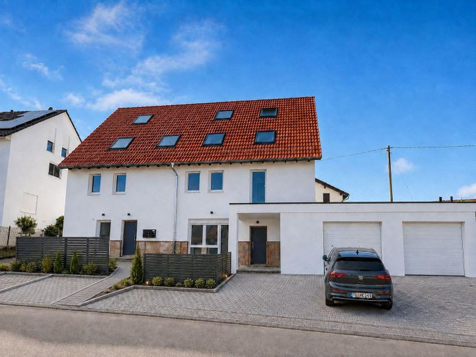 Exklusive kernsanierte Wohnung mit Gartenzugang – Hausansicht
