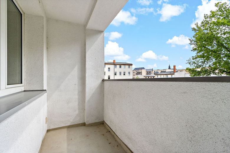 Zadbane 2-pokojowe mieszkanie z balkonem przy Merseburger Straße! – Balkon
