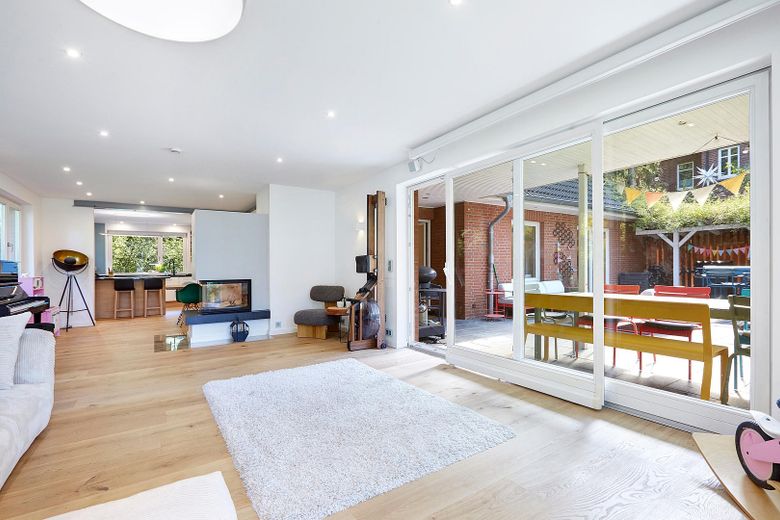 Ampliada en 2026: casa familiar de 298 m² en una parcela de 1.786 m² en Hamburg-Rissen | sin comisión – Wohnbereich mit Terrassenbezug
