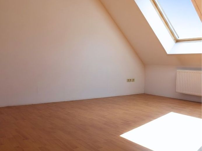 Wohnen mit Weitblick: Lichtdurchflutete Maisonettewohnung mit großzügiger Galerie – Foto 1