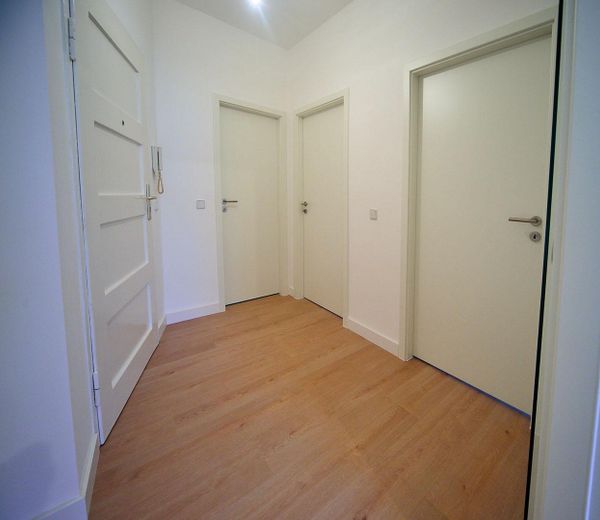 Helle Wohnung in Alt-Hohenschönhausen, 2 Zimmer, Einbauküche, Loggia – Flur