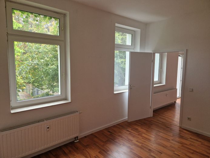 Newly renovated/refurbished, bright two-room apartment with a quiet southwest-facing balcony in Stadtfeld-Ost – Wohnzimmer mit Blick zur Küche
