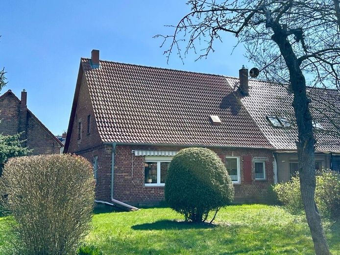 HORN IMMOBILIEN ++ gemütliche Doppelhaushälfte in Randlage, Wilhelmsburg bei Ferdinandshof – Hausansicht Rückseite