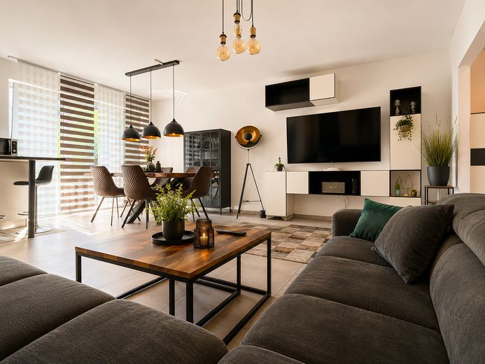 Premium-Gartenwohnung | Voll möbliert | 15 Min. bis Frankfurt – Wohn- & Esszimmer