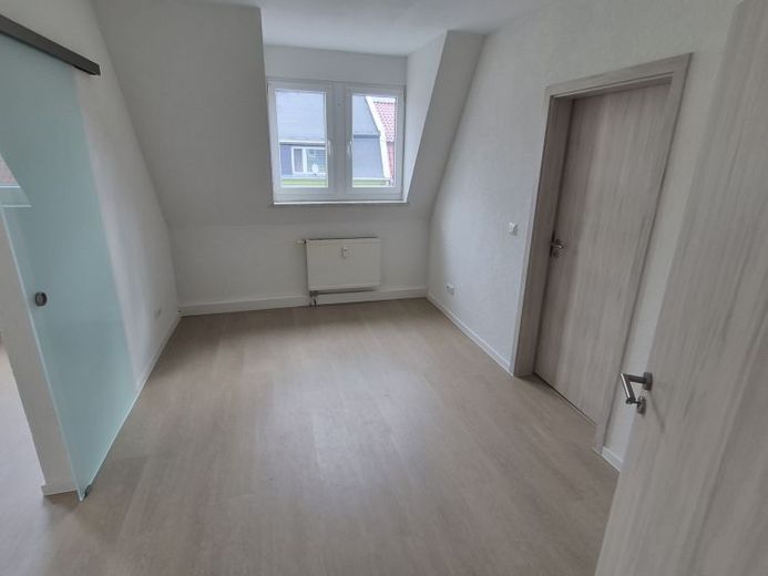 + + + Hochwertig neu hergerichtete 3,5-Zimmer-DG-Wohnung – modern, stilvoll und bezugsfertig + + + – Foto 1