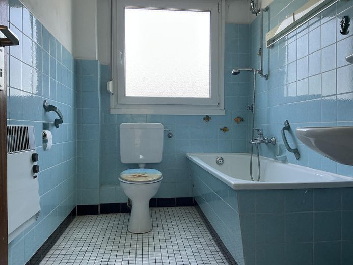 3-Zimmer-DG (2. Etage) für handwerklich Geschickte, ab sofort verfügbar – Wannenbad